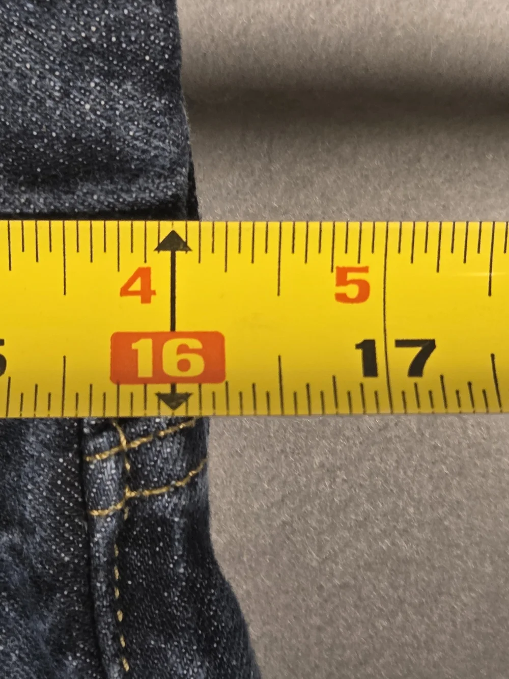 Levi's 505 relaxed fit jeans (34x32) in a medium-to-dark wash (T622)